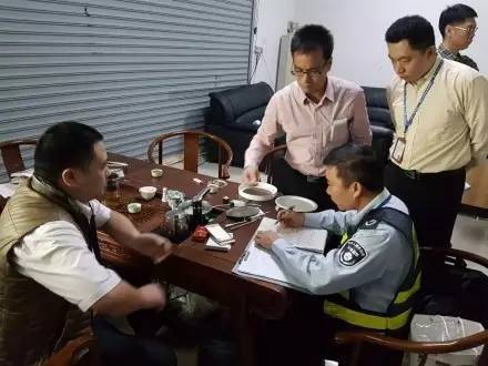 灯都古镇满城尽是环保员，涨价潮是暴风雨断货潮是灭顶之灾，提早下单买灯具是最明智的选择！