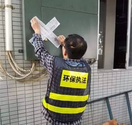 灯都古镇满城尽是环保员，涨价潮是暴风雨断货潮是灭顶之灾，提早下单买灯具是最明智的选择！