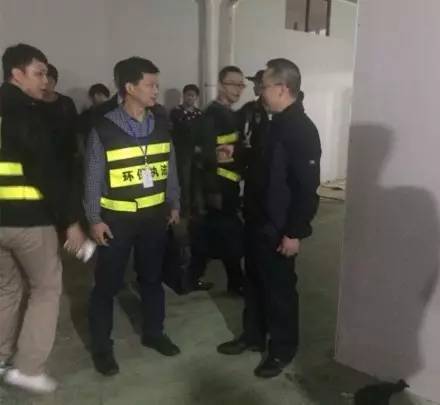 灯都古镇满城尽是环保员，涨价潮是暴风雨断货潮是灭顶之灾，提早下单买灯具是最明智的选择！