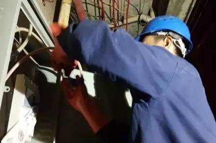 灯都古镇满城尽是环保员，涨价潮是暴风雨断货潮是灭顶之灾，提早下单买灯具是最明智的选择！