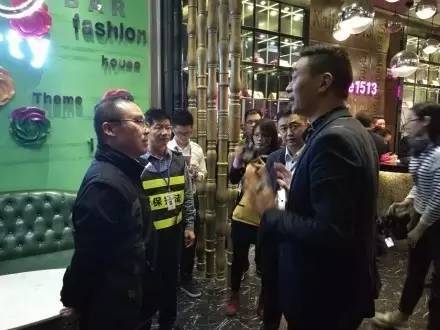 灯都古镇满城尽是环保员，涨价潮是暴风雨断货潮是灭顶之灾，提早下单买灯具是最明智的选择！