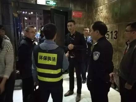 灯都古镇满城尽是环保员，涨价潮是暴风雨断货潮是灭顶之灾，提早下单买灯具是最明智的选择！