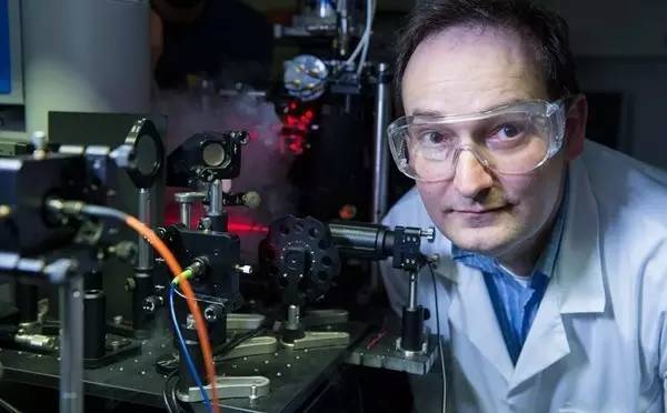 研究员设计金字塔形量子点LED 或将推动量子计算发展