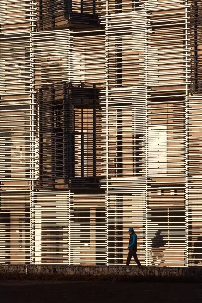 向外突出的共享空间，这个宿舍让国际生“宾至如归”