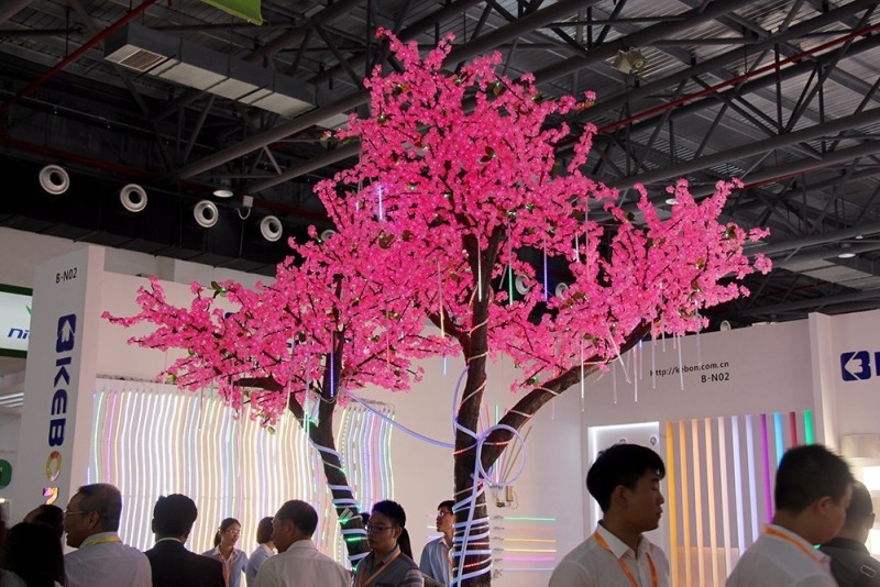 【逛展必看】灯博会首日，人气旺到爆，最全攻略拿去吧!