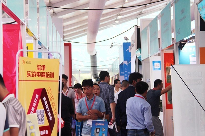 【逛展必看】灯博会首日，人气旺到爆，最全攻略拿去吧!