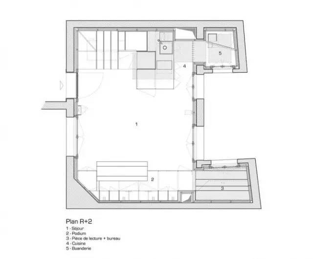 只有45平的LOFT公寓，竟然还把一整面墙浪费给了大书架！