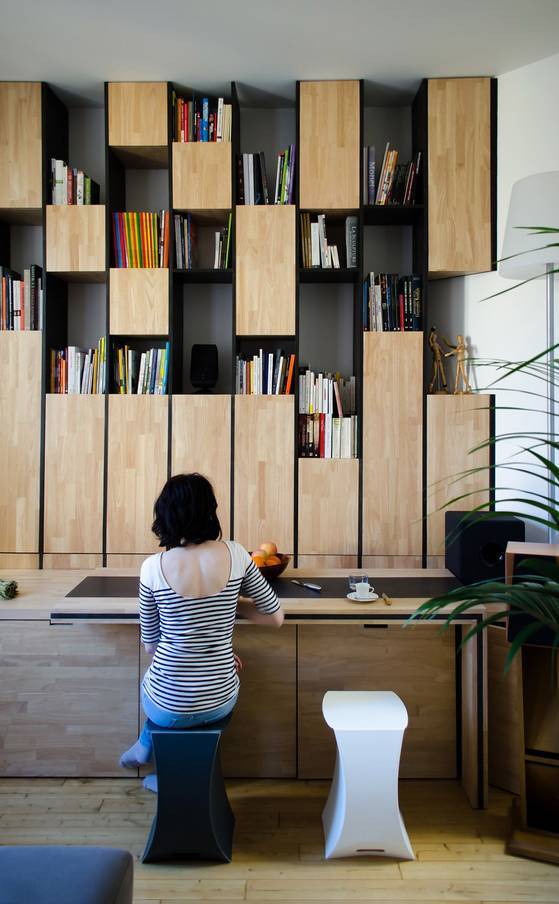 只有45平的LOFT公寓，竟然还把一整面墙浪费给了大书架！