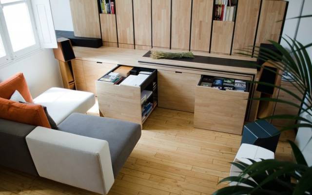 只有45平的LOFT公寓，竟然还把一整面墙浪费给了大书架！