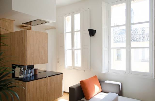 只有45平的LOFT公寓，竟然还把一整面墙浪费给了大书架！