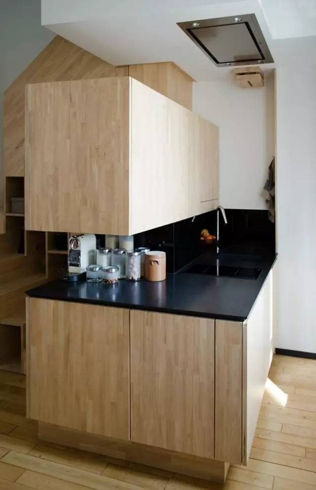 只有45平的LOFT公寓，竟然还把一整面墙浪费给了大书架！