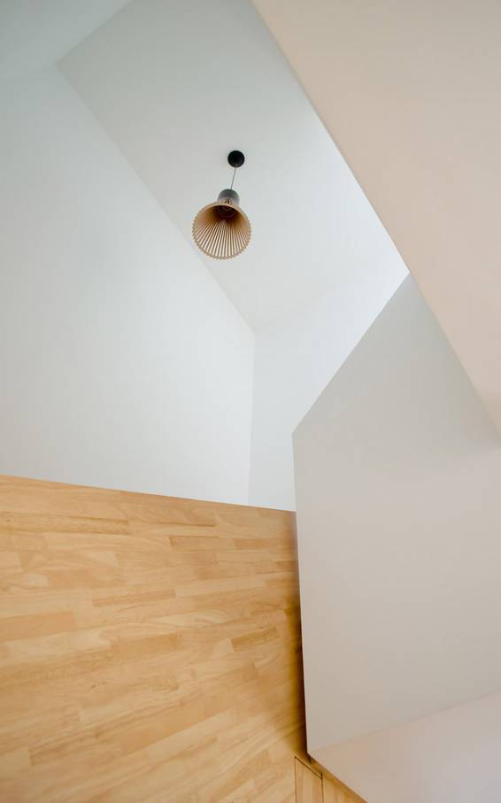 只有45平的LOFT公寓，竟然还把一整面墙浪费给了大书架！