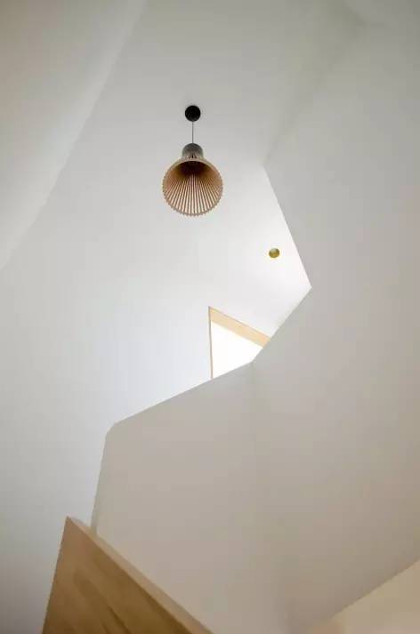 只有45平的LOFT公寓，竟然还把一整面墙浪费给了大书架！