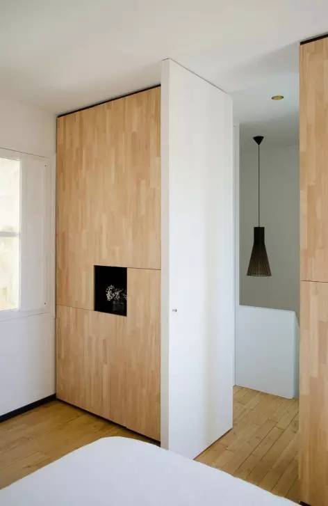 只有45平的LOFT公寓，竟然还把一整面墙浪费给了大书架！