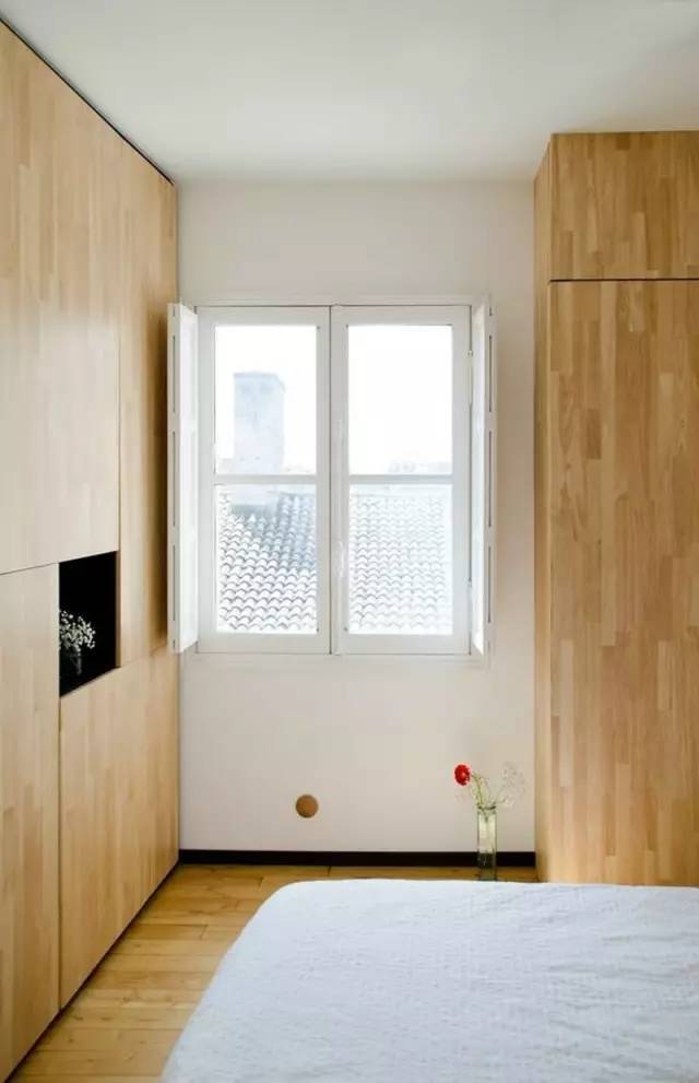 只有45平的LOFT公寓，竟然还把一整面墙浪费给了大书架！