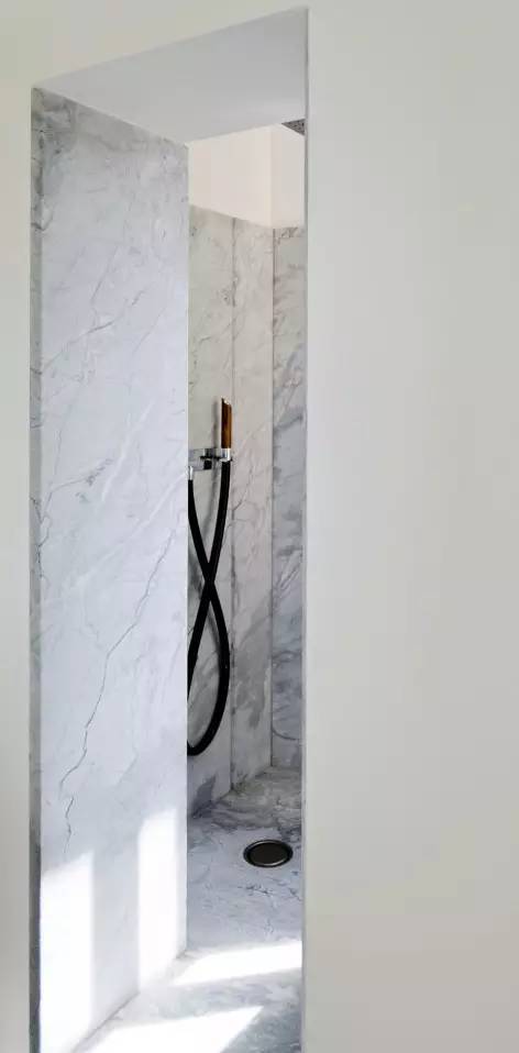 只有45平的LOFT公寓，竟然还把一整面墙浪费给了大书架！