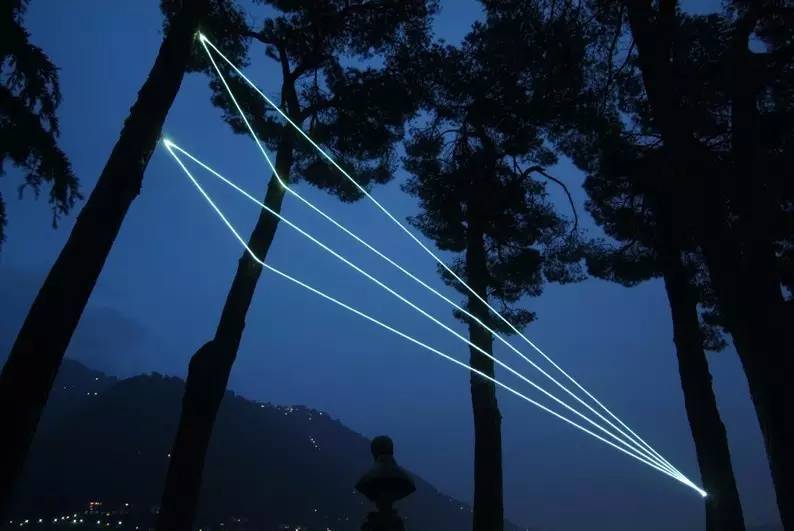 灯光艺术构建的真实和虚幻空间