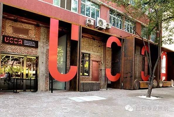 【红日专业照明业绩】曾梵志《散步》