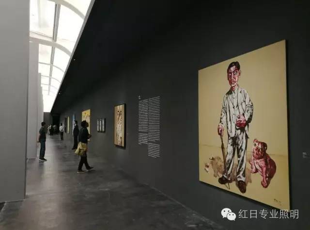 【红日专业照明业绩】曾梵志《散步》