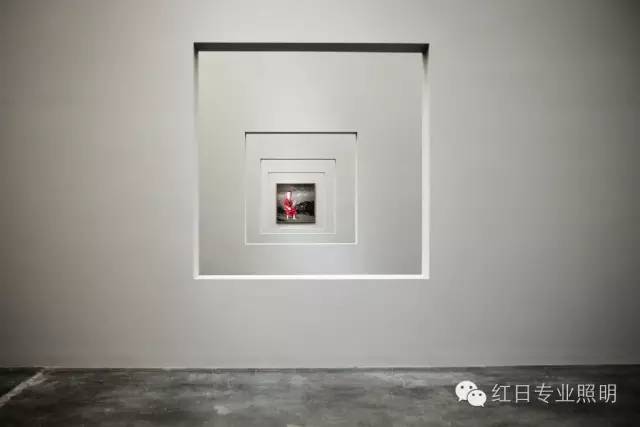 【红日专业照明业绩】曾梵志《散步》