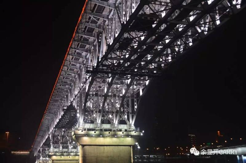 土火火锅：光影中的都市景观（上）