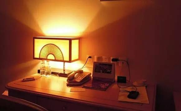 灯光没用好，天天过万圣节！