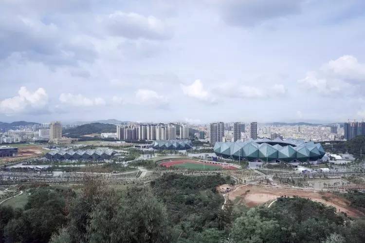 高亮的建筑与丰富的色彩，真的是城市富裕的象征？