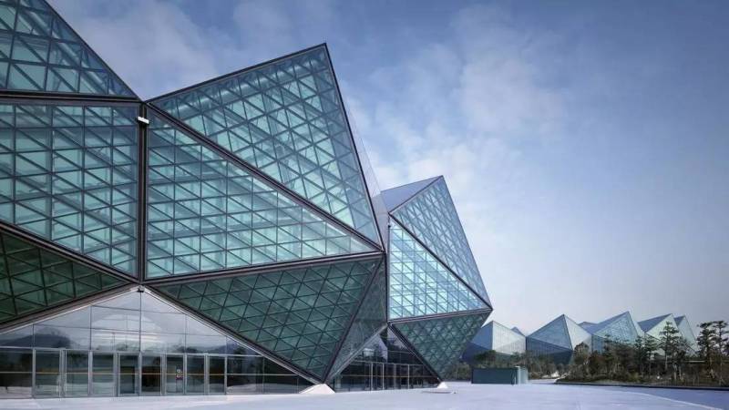 高亮的建筑与丰富的色彩，真的是城市富裕的象征？