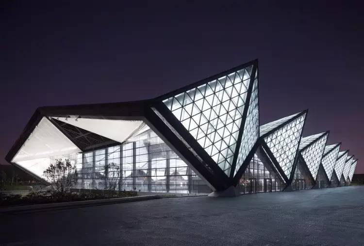 高亮的建筑与丰富的色彩，真的是城市富裕的象征？