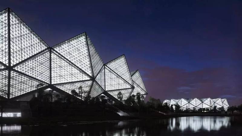 高亮的建筑与丰富的色彩，真的是城市富裕的象征？