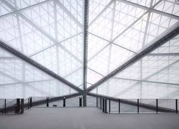 高亮的建筑与丰富的色彩，真的是城市富裕的象征？