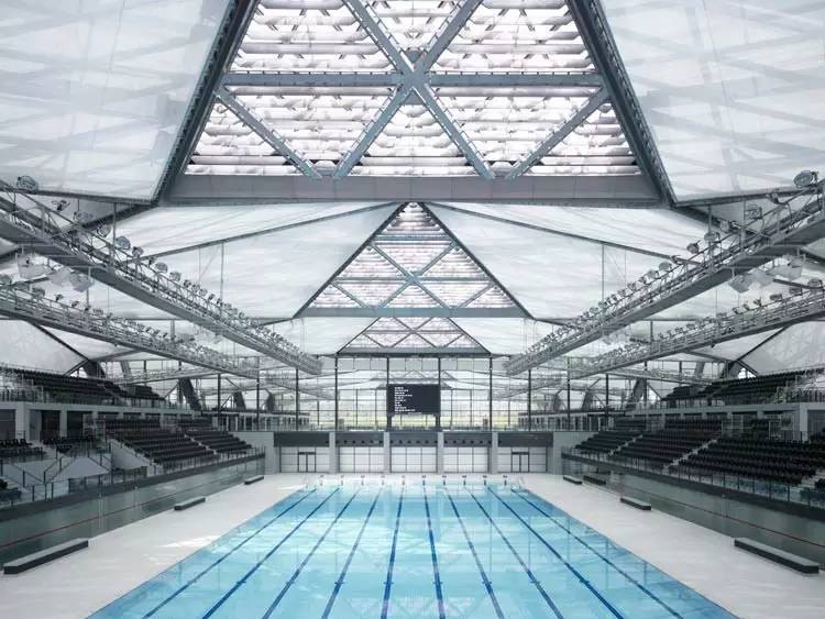 高亮的建筑与丰富的色彩，真的是城市富裕的象征？