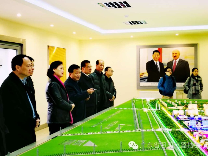 组织会员企业随省政府经贸代表团考察东欧三国