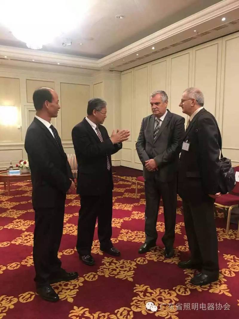 组织会员企业随省政府经贸代表团考察东欧三国