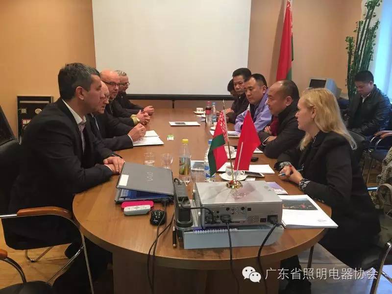 组织会员企业随省政府经贸代表团考察东欧三国