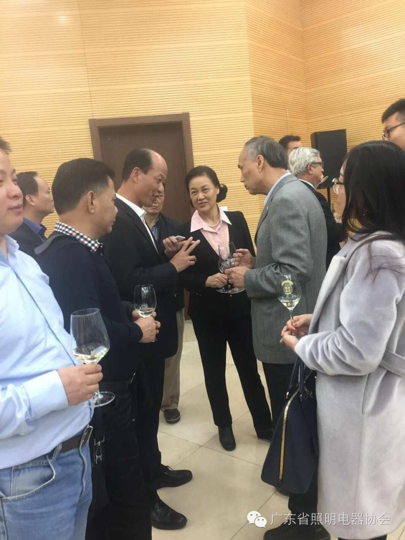 组织会员企业随省政府经贸代表团考察东欧三国