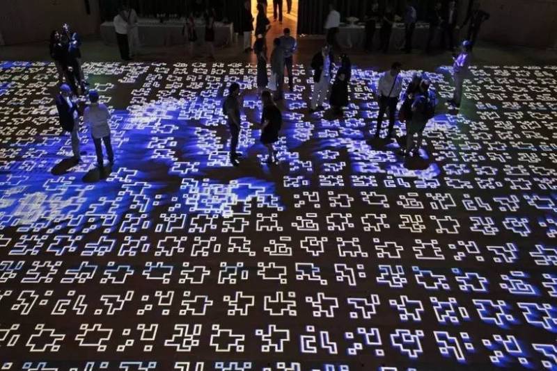 斑马 斑马 你不要睡着啦，我只是个匆忙的旅人啊！