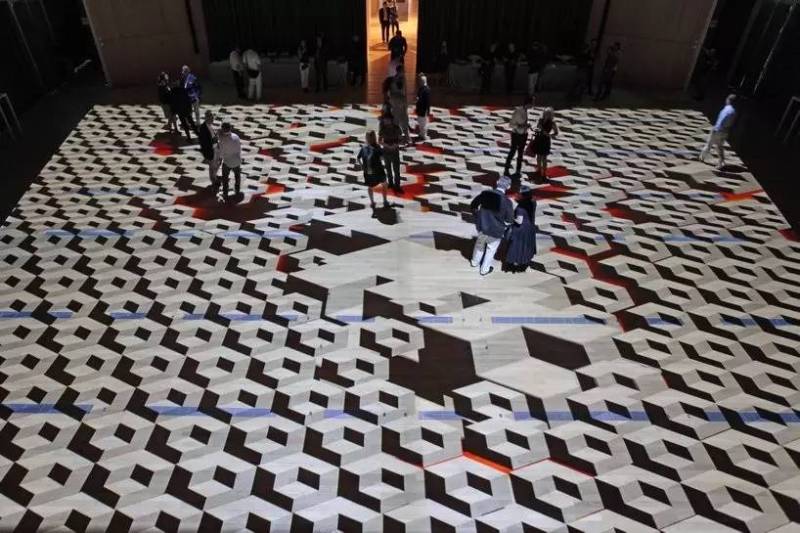 斑马 斑马 你不要睡着啦，我只是个匆忙的旅人啊！