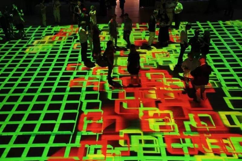 斑马 斑马 你不要睡着啦，我只是个匆忙的旅人啊！