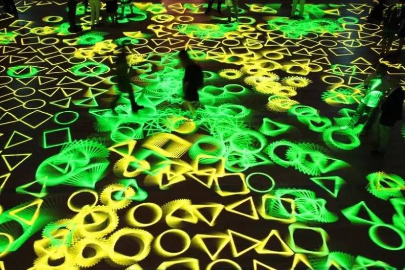 斑马 斑马 你不要睡着啦，我只是个匆忙的旅人啊！