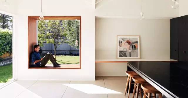 靠窗的座位｜街边的House