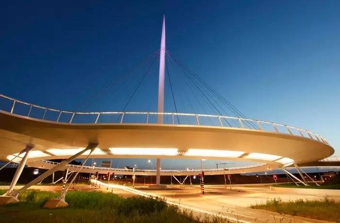 在从天而降的“飞碟”上，体验骑行的快感