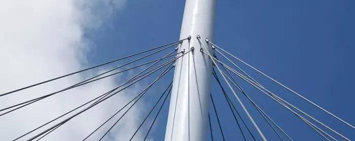 在从天而降的“飞碟”上，体验骑行的快感