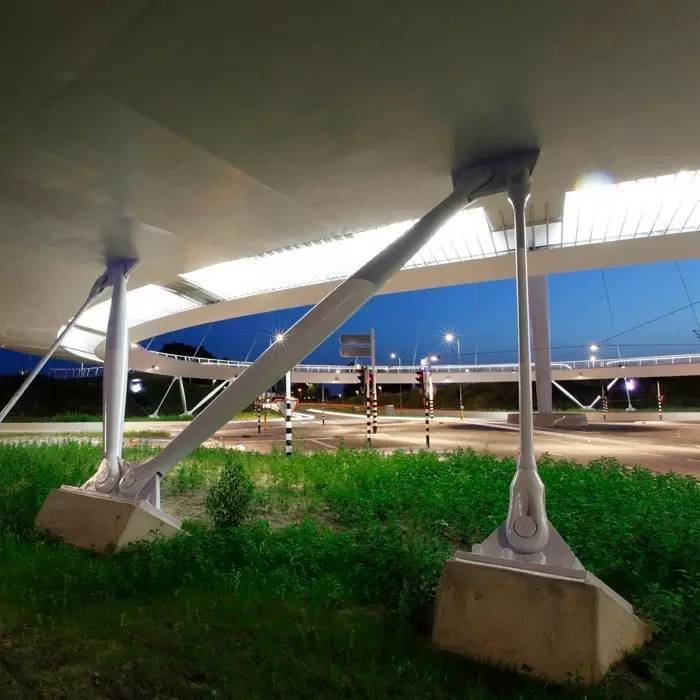 在从天而降的“飞碟”上，体验骑行的快感