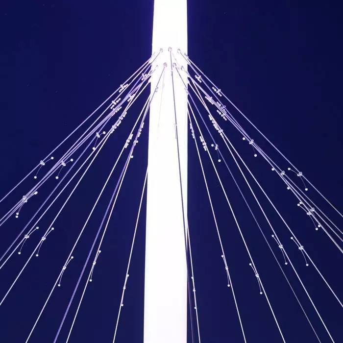 在从天而降的“飞碟”上，体验骑行的快感