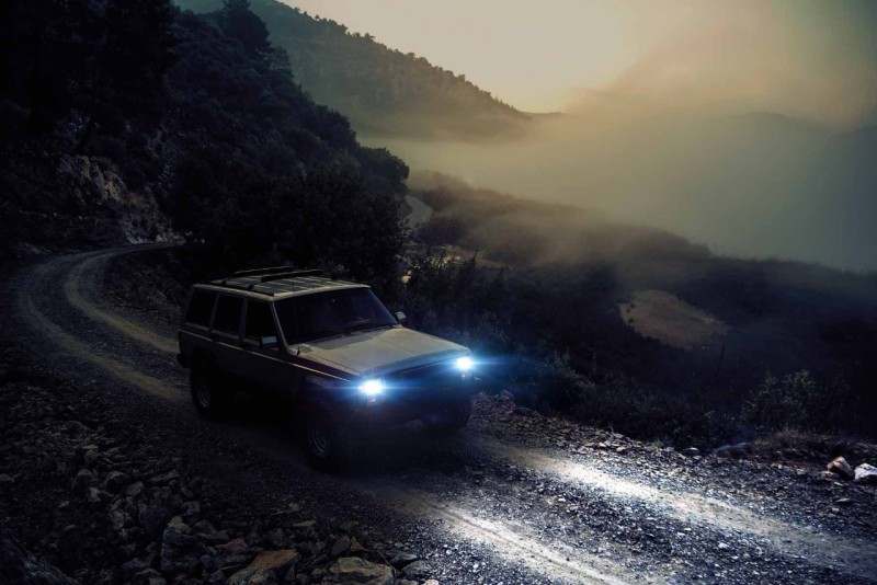 【新品发布】全球首款含五颗独立控制芯片的表面贴装 LED，顶尖车头灯应用方案