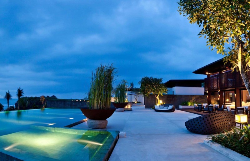 灯光渲染下的度假村与自然共生