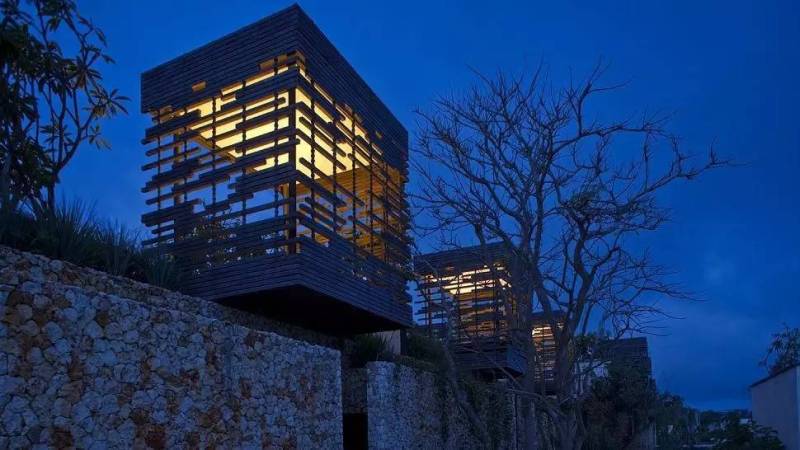 灯光渲染下的度假村与自然共生