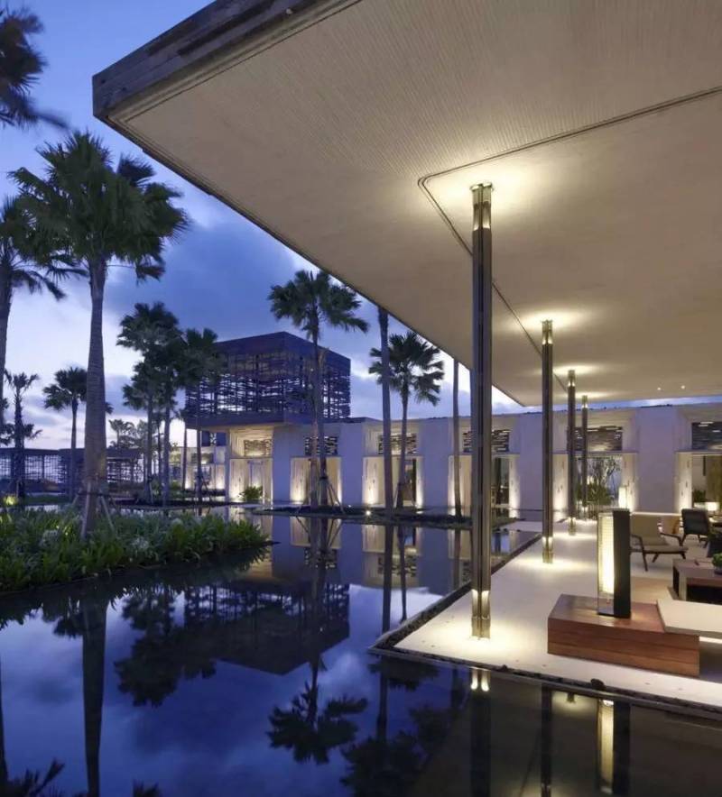 灯光渲染下的度假村与自然共生