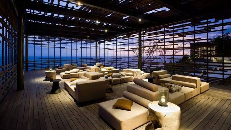 灯光渲染下的度假村与自然共生